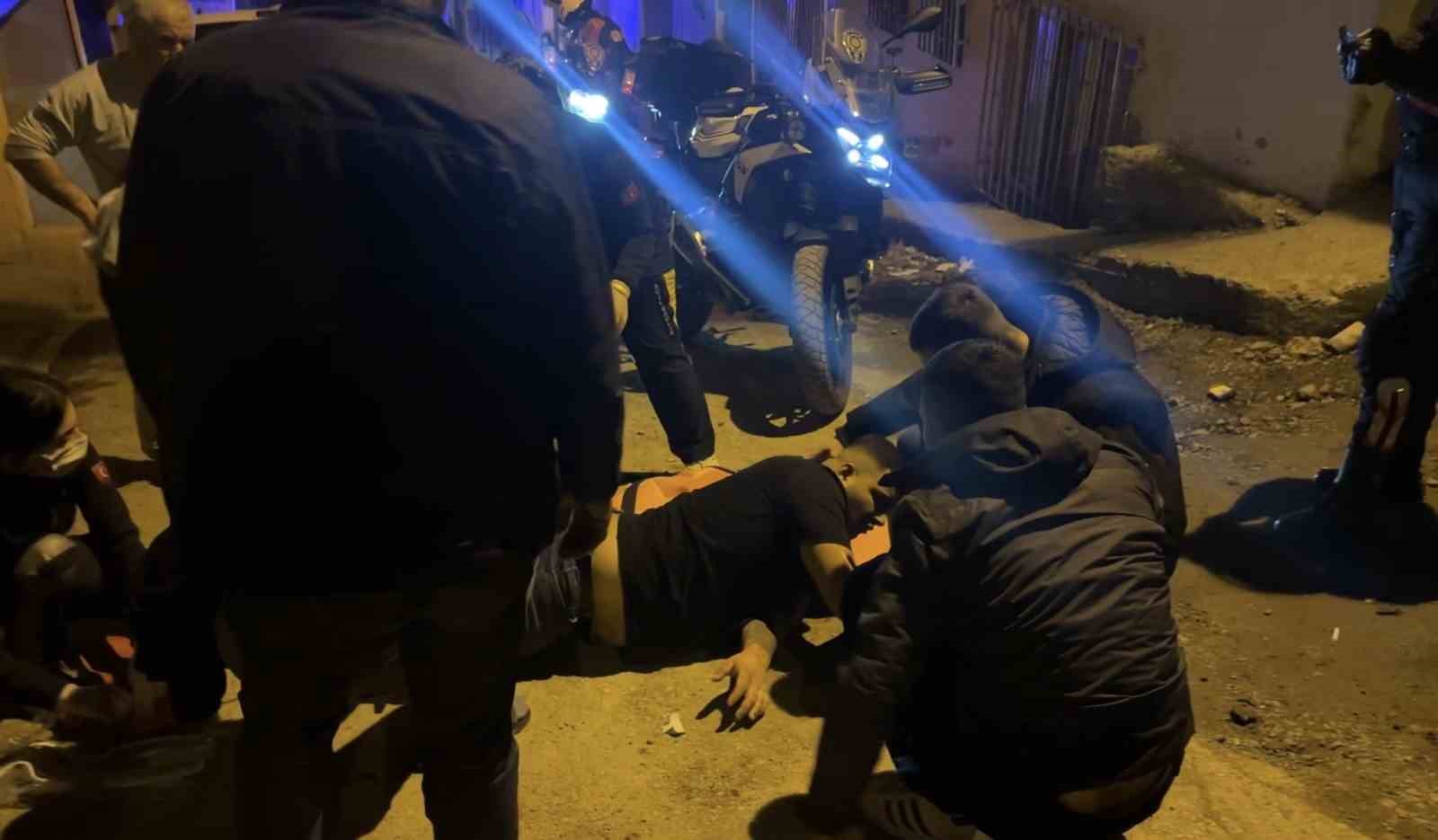 Sokak ortasında silahla vuruldu