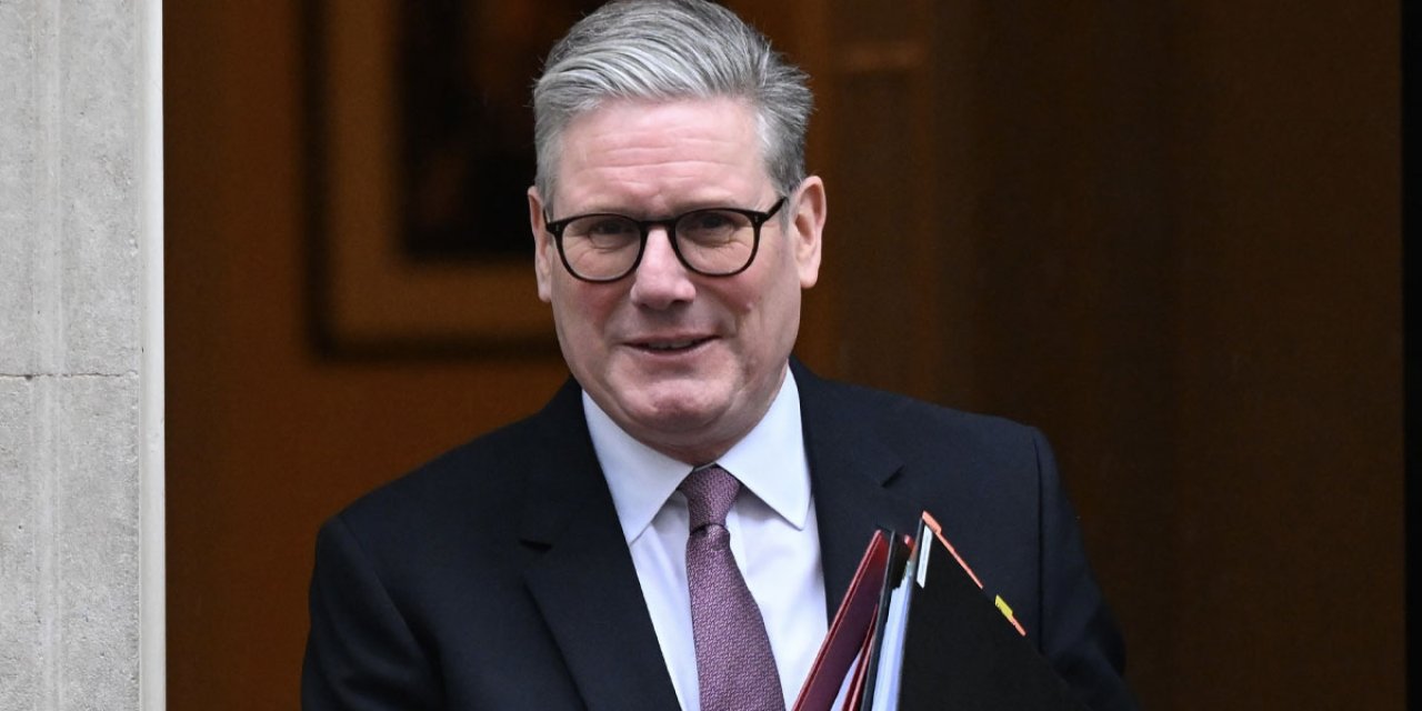 İngiltere’de Epstein depremi: Starmer yalnız kalıyor, bir istifa daha geldi