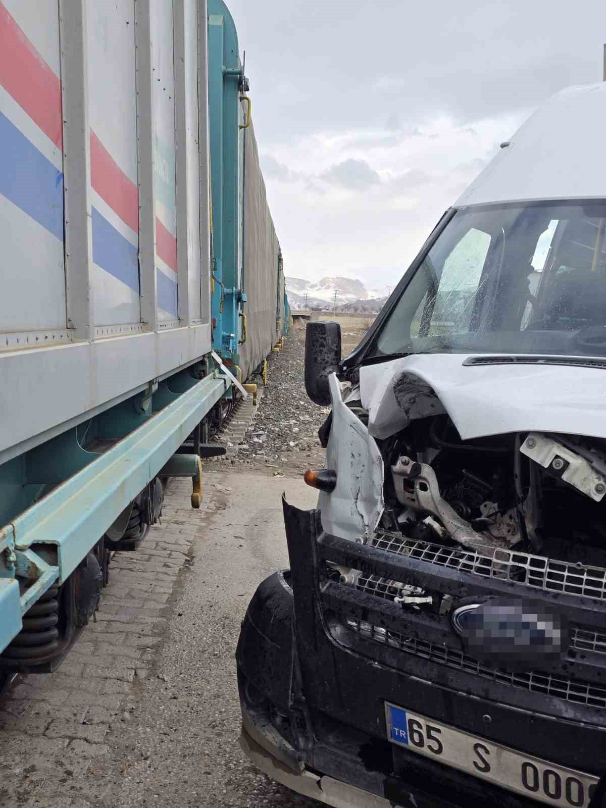 Tren ile okul servisi çarpıştı