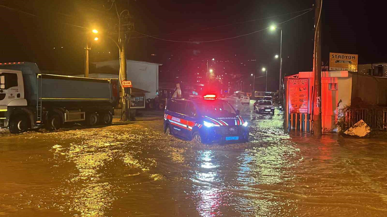 Alanya’da sağanak hayatı felç etti
