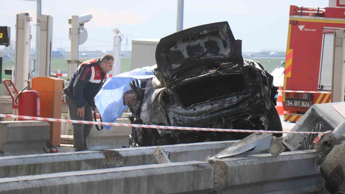 Kuzey Marmara Otoyolu'nda feci kaza: Gişelere ok gibi saplandı