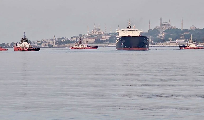 İstanbul Boğazı'nda yük gemisi karaya oturdu, boğaz trafiği askıya alındı