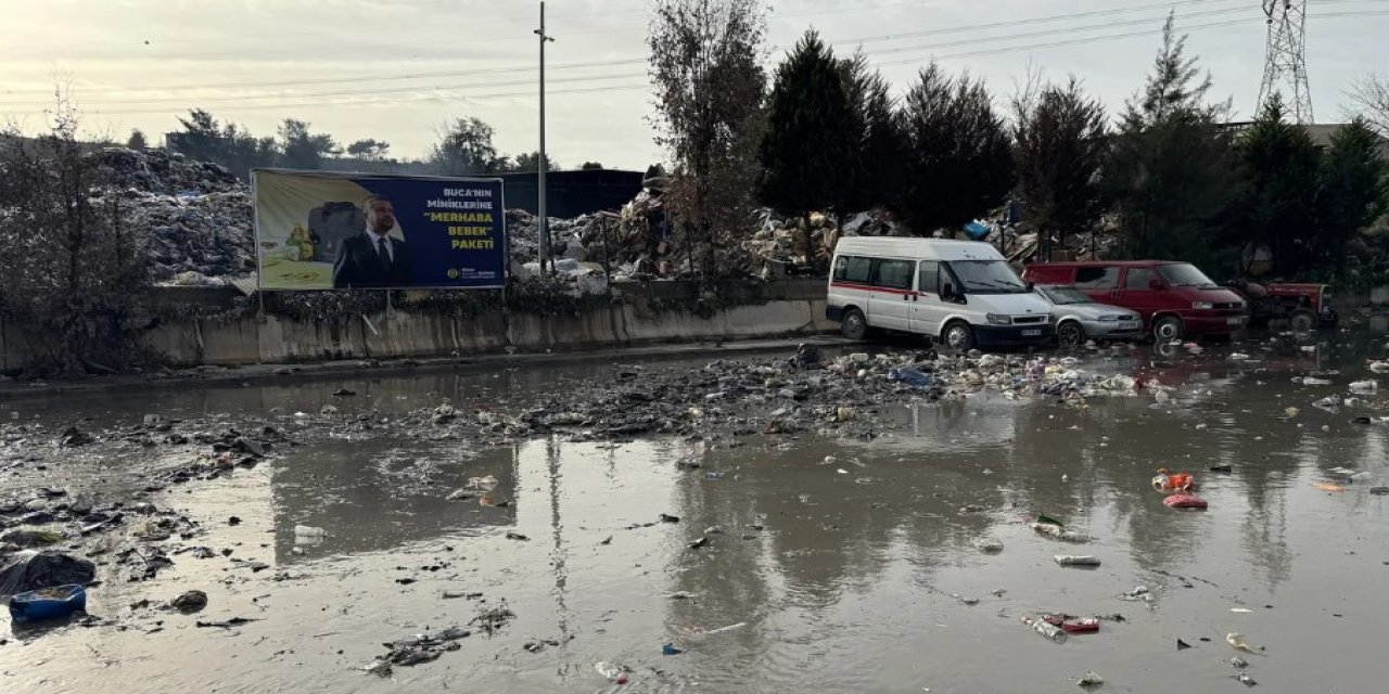 İzmir'de yağmur sonrası çöpler yola taştı
