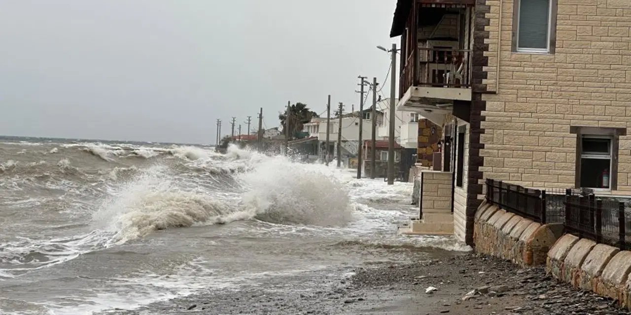 Dalgalar tekneyi karaya sürükledi! Deniz ve kara birleşti