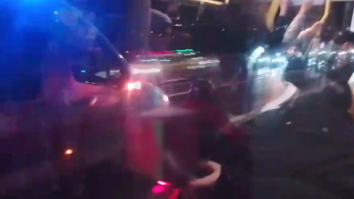 Motokuryenin köprüde fırtına mücadelesi: Bir yandan metrobüs bir yandan ambulans kalkan oldu