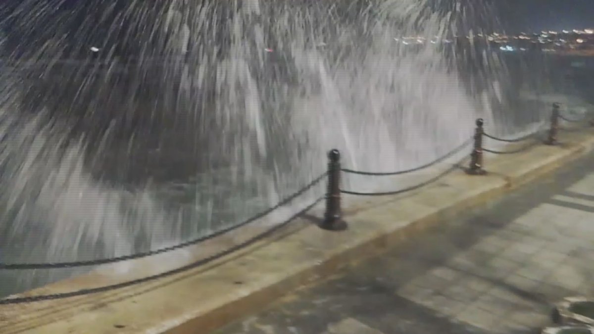 İstanbul’da fırtına: Çatılar uçtu, dev dalgalar oluştu