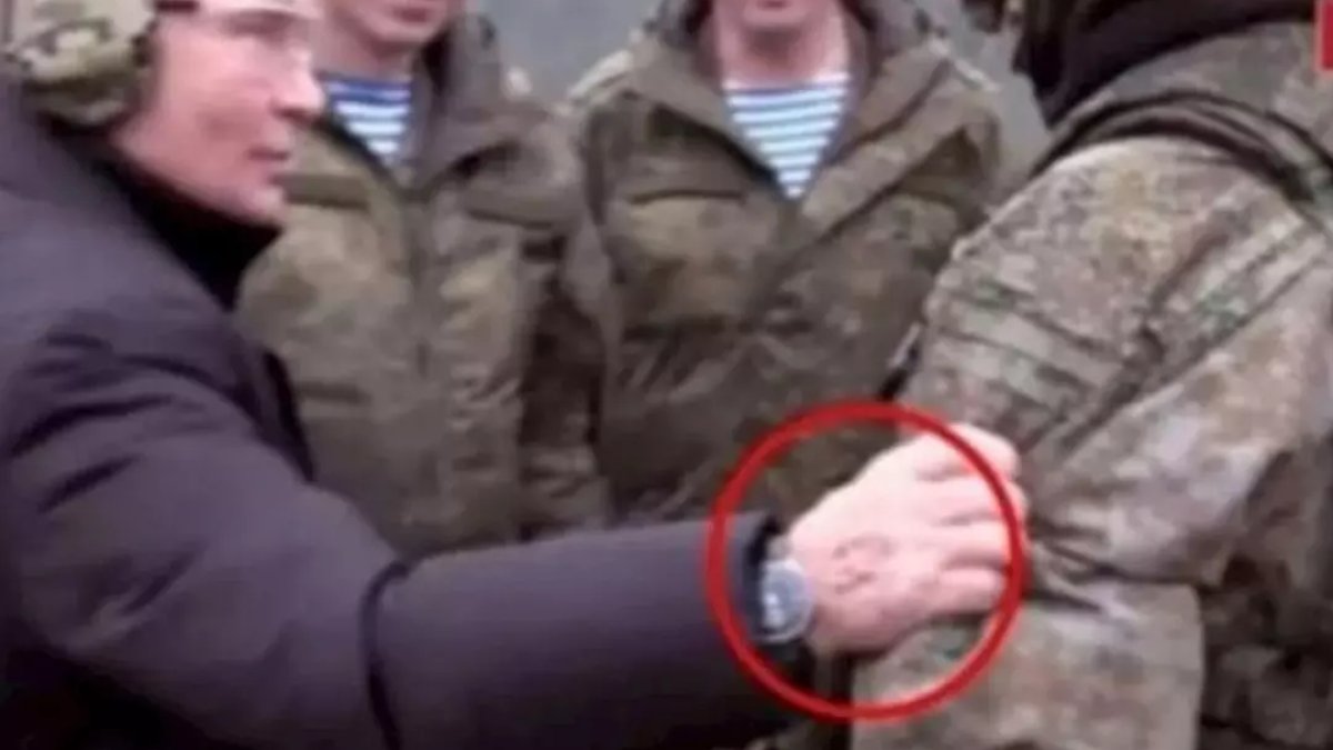 Putin 5 Şubat'tan beridir nerede? Elindeki morluk dikkat çekmişti