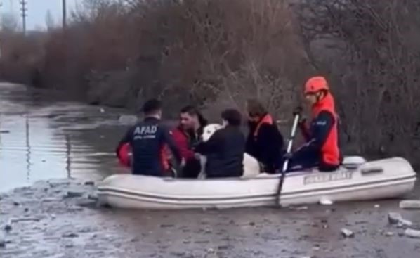 Dere yatağındaki 5 kişi kurtarıldı