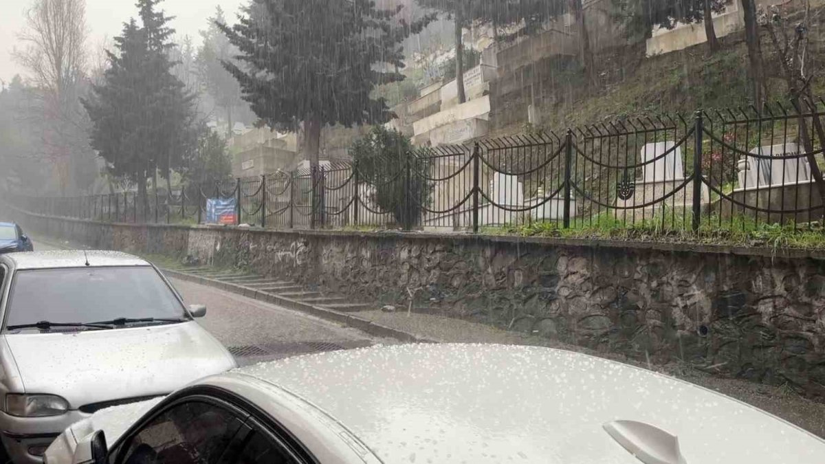 İstanbul'da dolu sürprizi: Aniden bastırdı