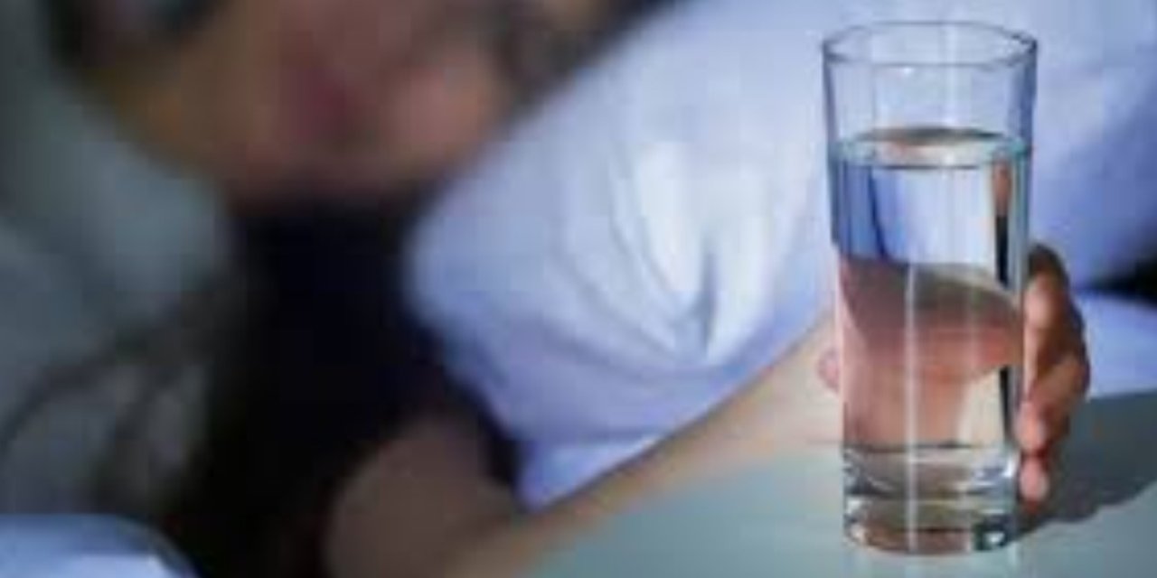 Uyumadan önce su içmek zararlı mı? Uyku ve sağlık üzerindeki etkileri