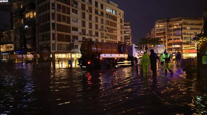 İzmir'de deniz seviyesi 85 santimetreye çıktı