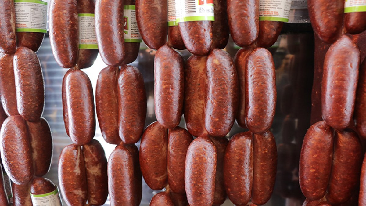 Bakanlık ifşa etti: Dana sucuk diye bakın ne yedirmişler