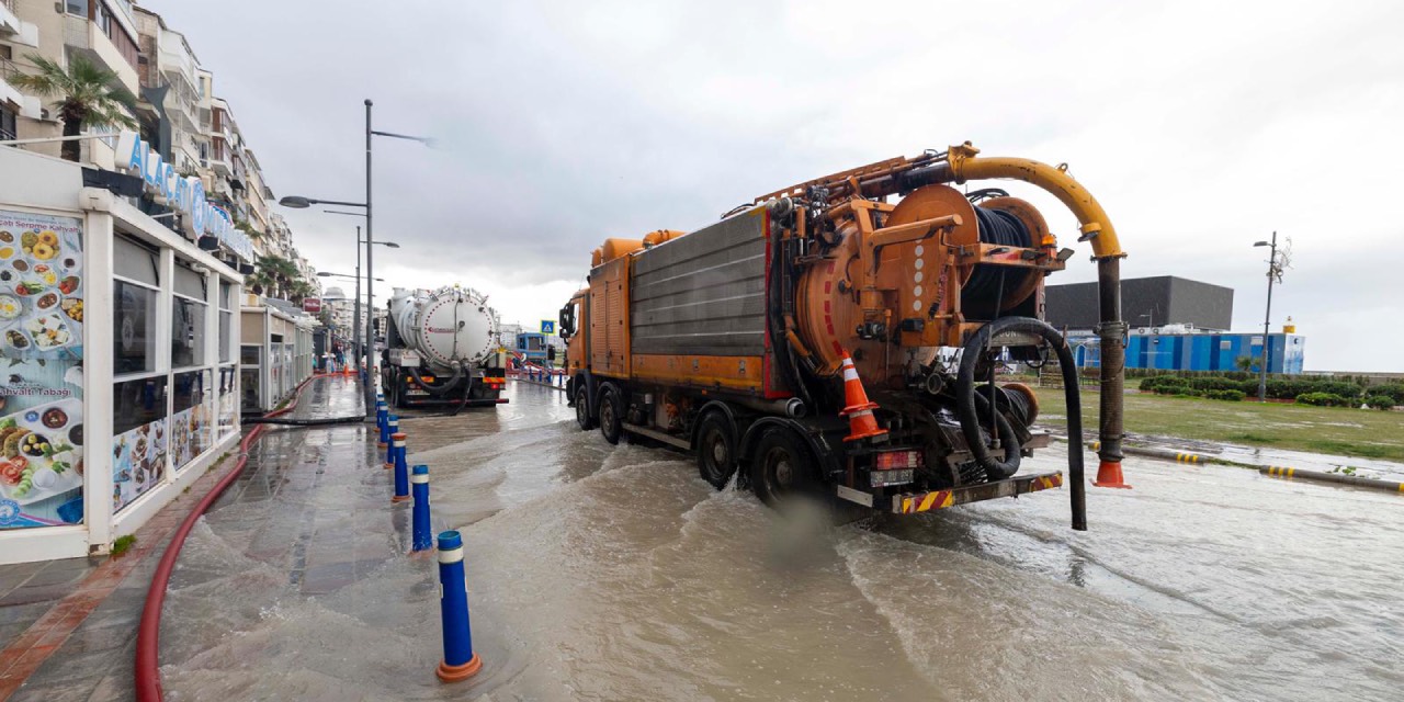 İzmir’de basınç 991 mb’a düştü, deniz 85 santimetre yükseldi