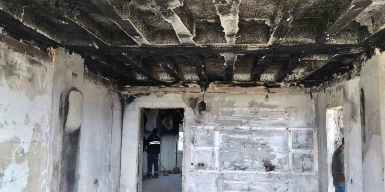 Telefon patladı ev küle döndü