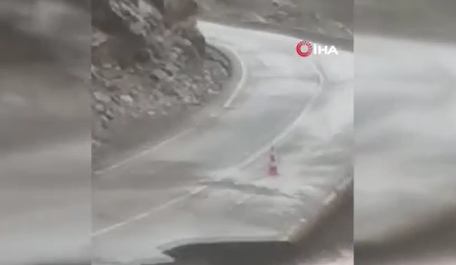 Kayseri’de sağanak sele dönüştü: Kapuzbaşı Şelalesi yolu çöktü