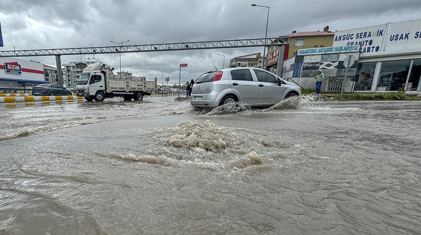 Van'ı sağanak vurdu: Caddeler sular altında kaldı