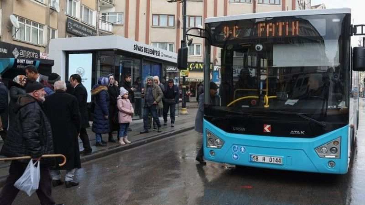 Ücretsiz kartla 1 yılda 3 bin 365 biniş yaptı: Belediyeden uyarı geldi