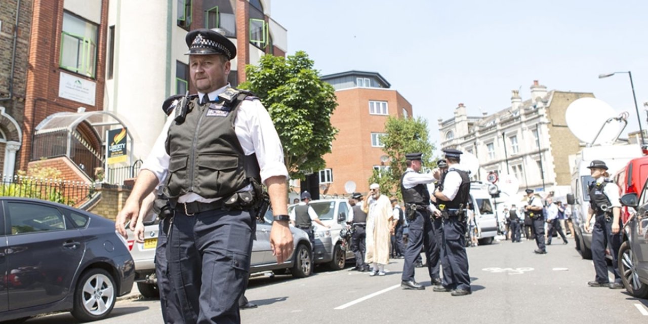 İngiltere’de teravih çıkışı bıçaklı saldırı! 1 ölü, 2 yaralı