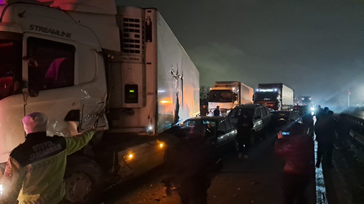 Anadolu Otoyolu'nda feci kaza: 17 araç birbirine girdi