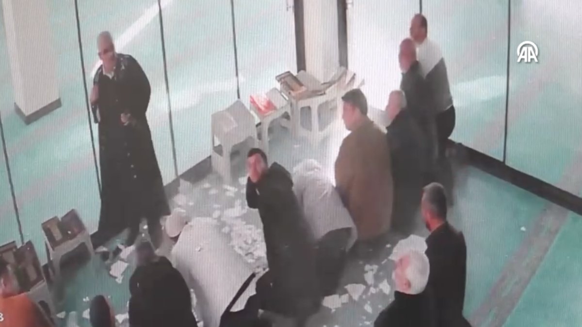 Namaz sırasında cemaatin üstüne tavan düştü