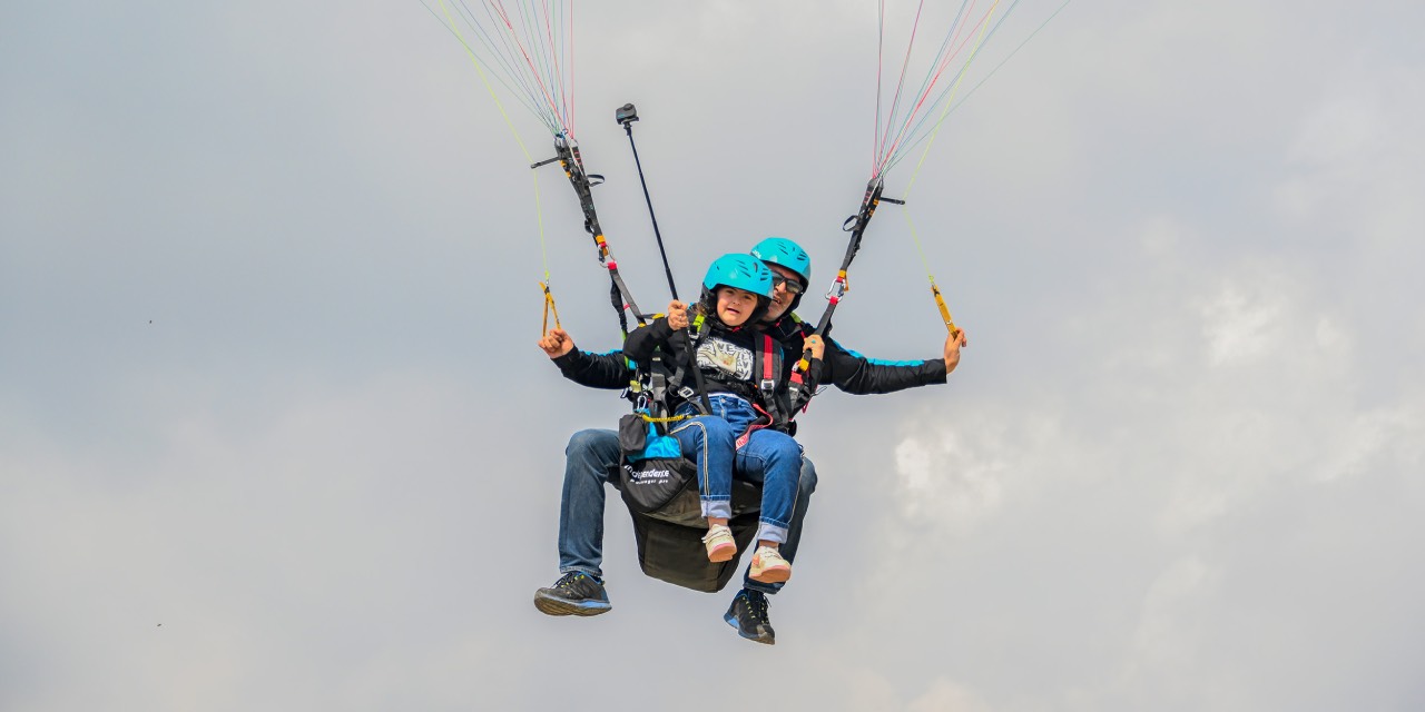 Mersin Büyükşehir'den özel gereksinimli çocuklara yamaç paraşütü etkinliği