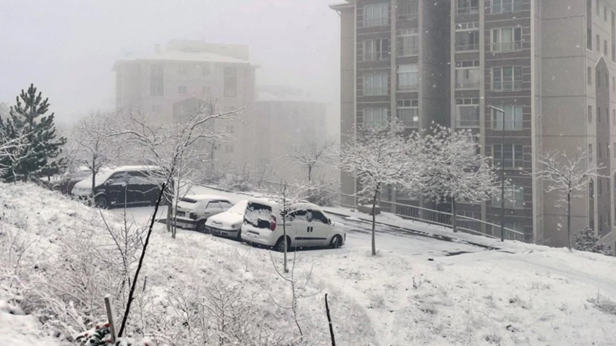 Ankara'ya kar yağdı
