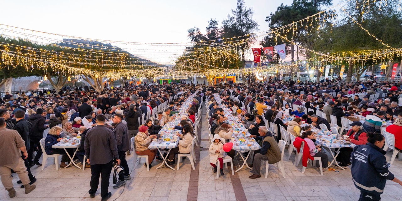 Mersin Büyükşehir Başkanı Seçer Silifke’de iftar sofrasında yurttaşlarla bir araya geldi