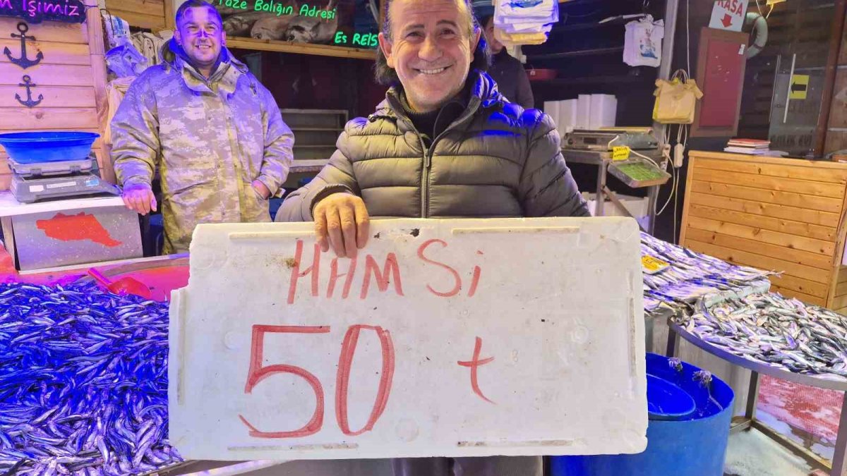 400 TL olan hamsi 50 TL'ye düştü:Kuyruklar oluştu