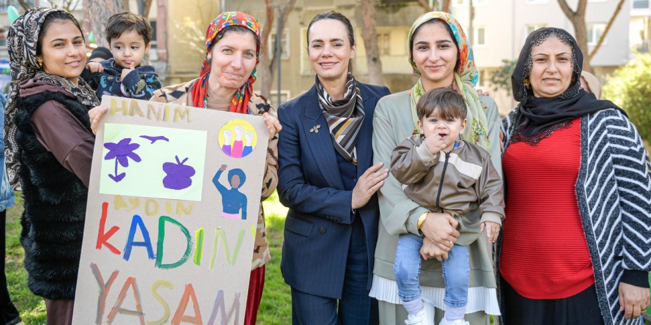 İzmir’de 8 Mart dayanışma noktalarıyla kadınlar buluştu