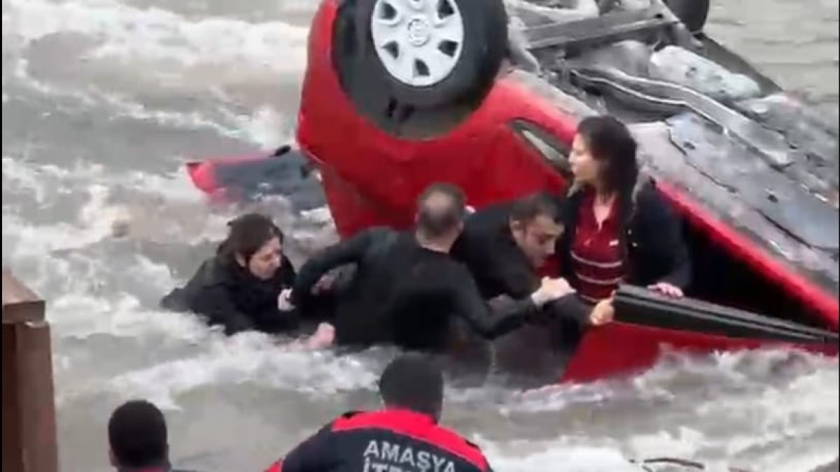 Amasya'da feci kaza: Anne ve kızı araçla Yeşilırmak Nehri’ne  uçtu