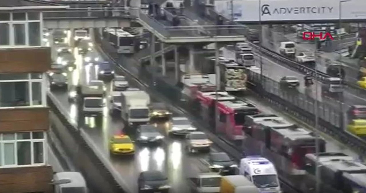 Avcılar’da iki metrobüs çarpıştı: Yaralılar var