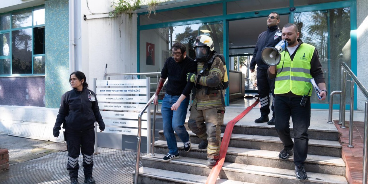 İzmir Büyükşehir Belediyesi’nden çalışanlara deprem ve yangın tatbikatı