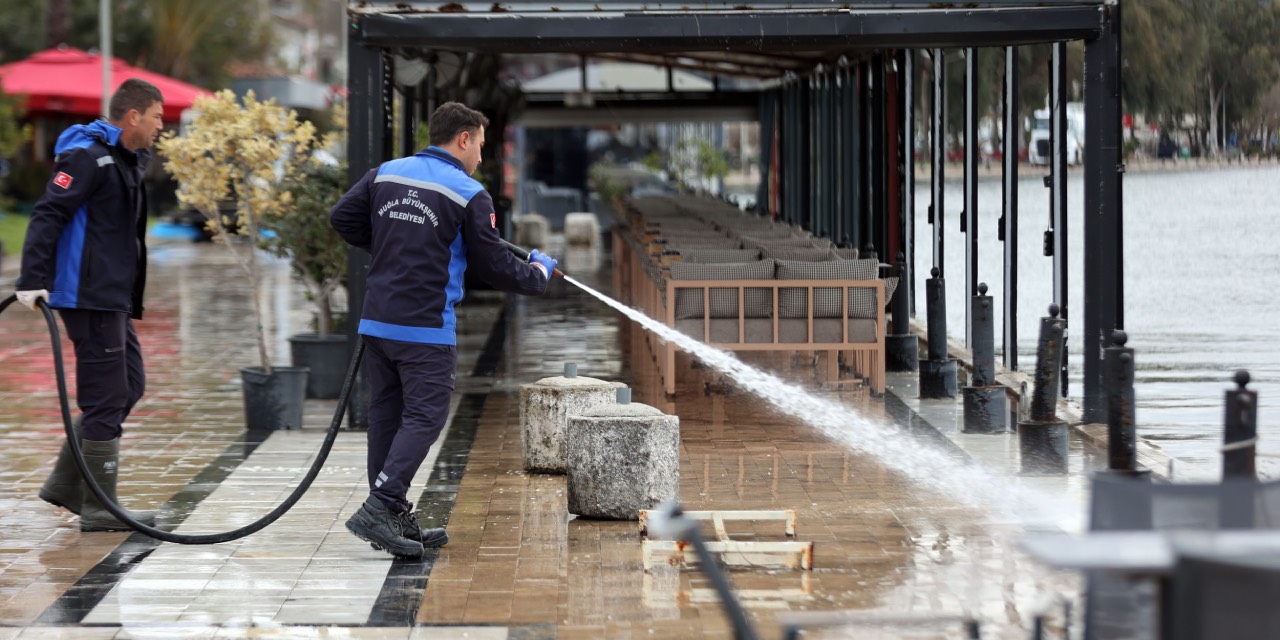 Muğla Büyükşehir Belediyesi, Köyceğiz’de taşkın sonrası temizliği tamamladı
