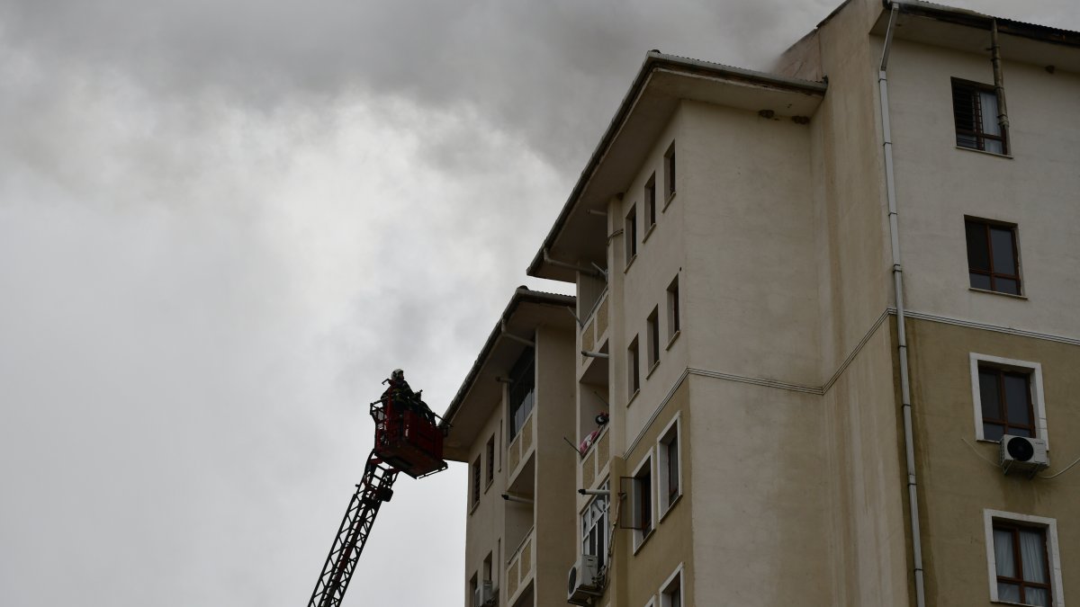 Batman’da 10 katlı binada yangın: 21 kişi dumandan etkilendi