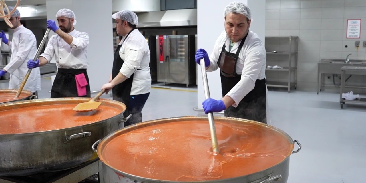 Esenyurt’ta Ramazan boyunca iftar ve yemek desteği devam ediyor