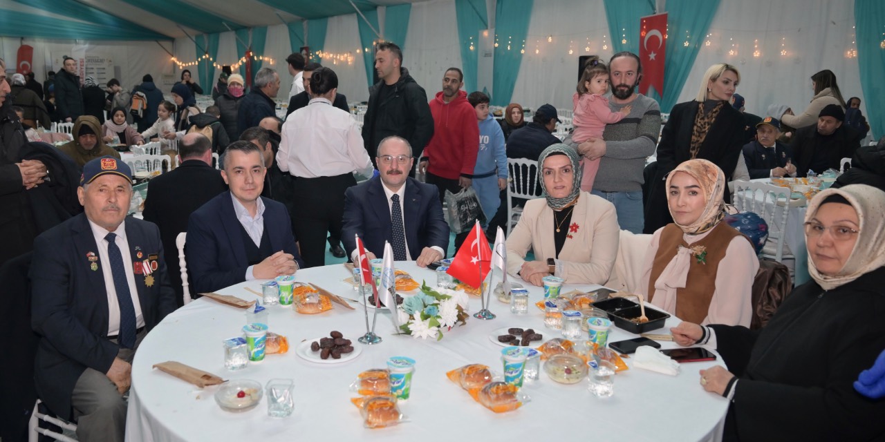 Mustafa Varank ve Can Aksoy Esenyurt’ta iftar sofrasında vatandaşlarla buluştu