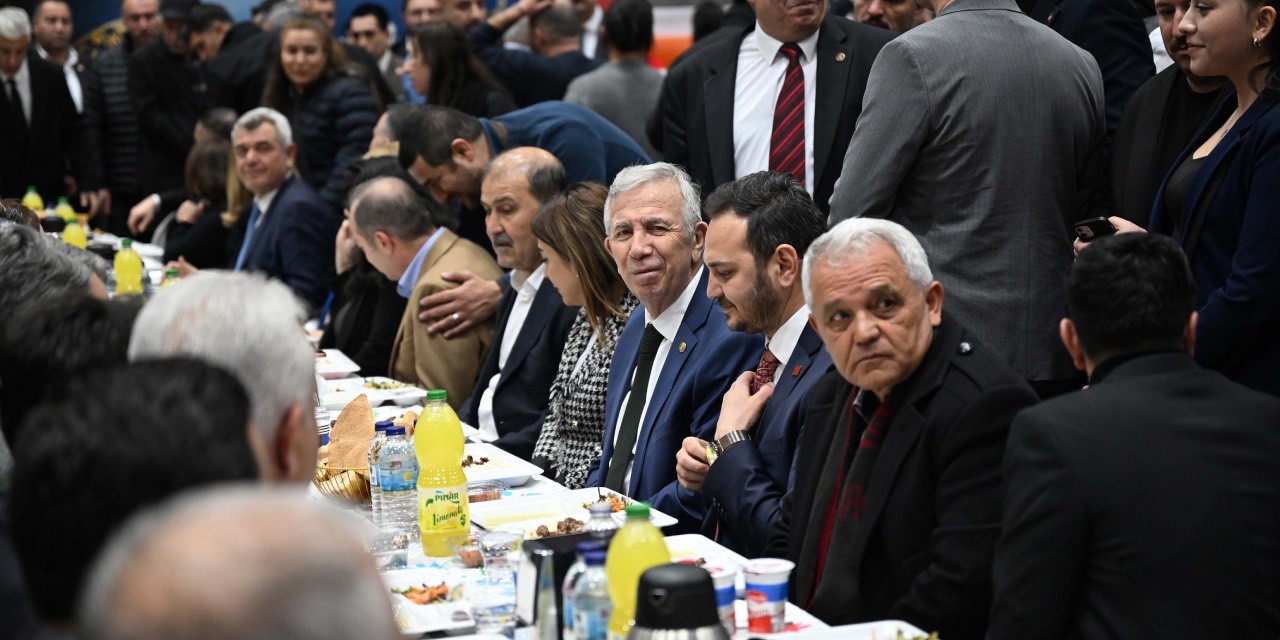 Mansur Yavaş Mamak’ta vatandaşlarla iftar sofrasında buluştu