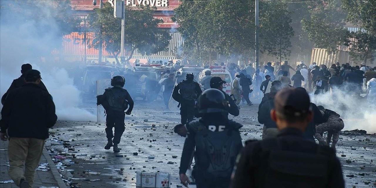 Pakistan’da Hamaney kaosu: Konsolosluk baskınında 10 ölü, sokağa çıkma yasağı!