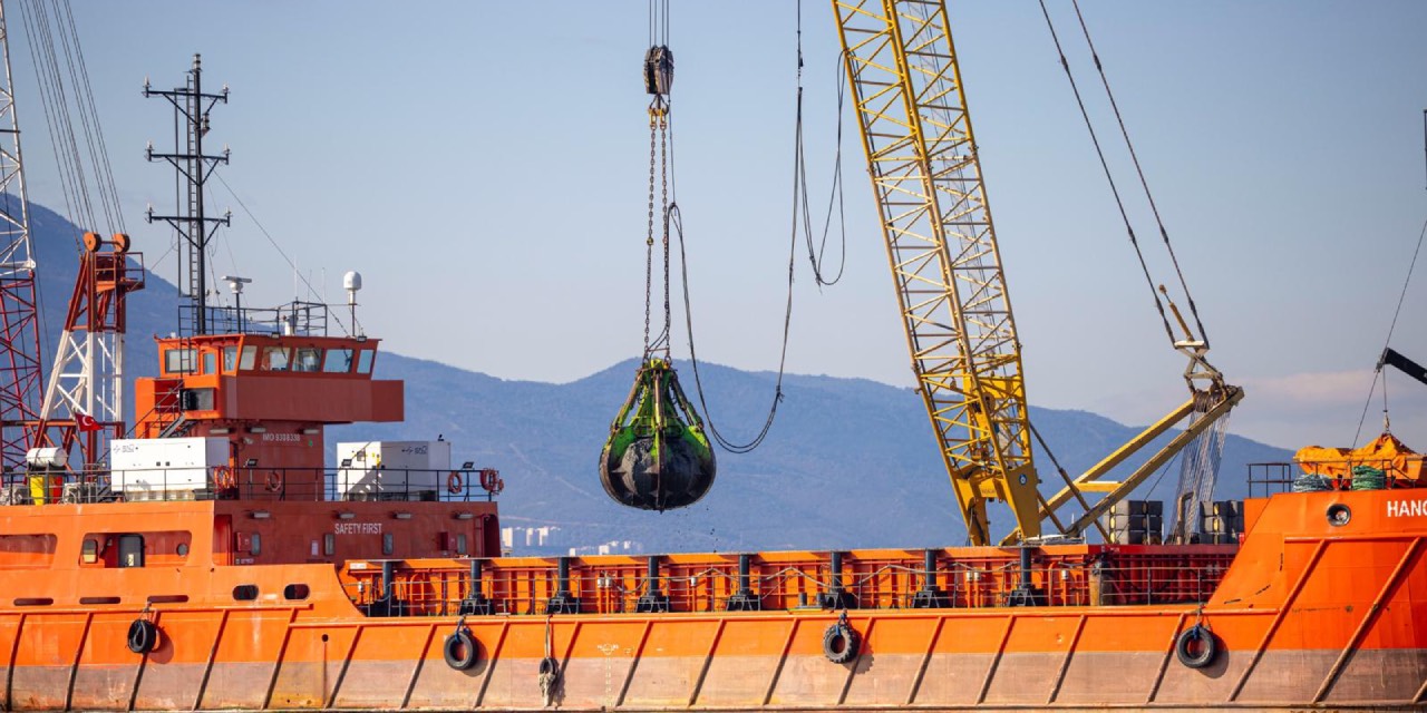 İzmir Körfezi’nde dip tarama çalışmaları sürüyor: 1 milyon ton çamur çıkarıldı