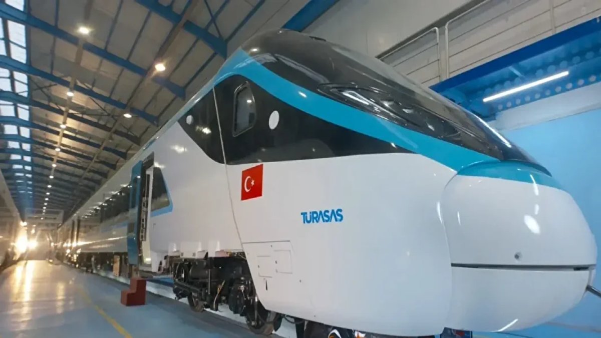 Türkiye’nin yerli hızlı treni raylara iniyor