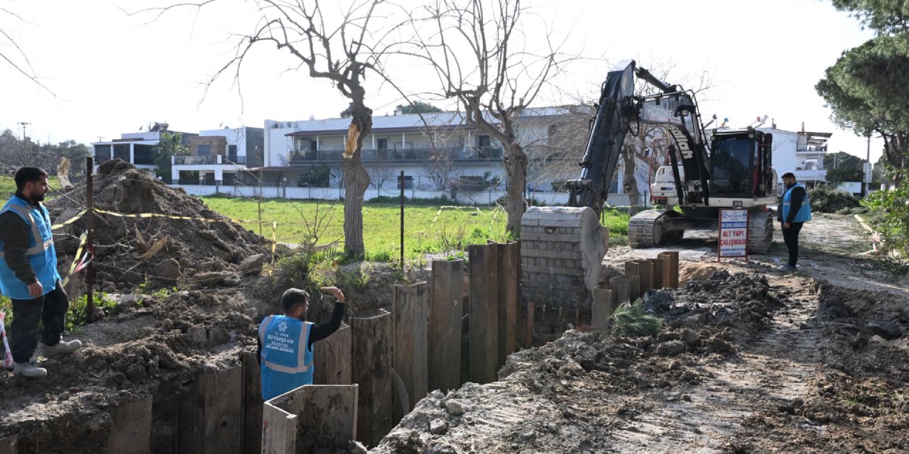 Aydın Büyükşehir Belediyesi Kuşadası’nda kanalizasyon hattını yeniliyor
