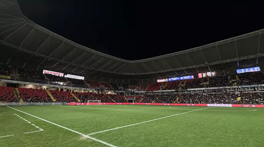 Gaziantep- Fenerbahçe maçı başlayamadı! Hakemler içeri gitti