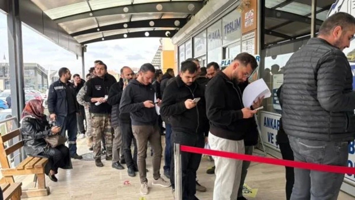 Cezayı duyan koştu: APP plaka kuyrukları oluştu