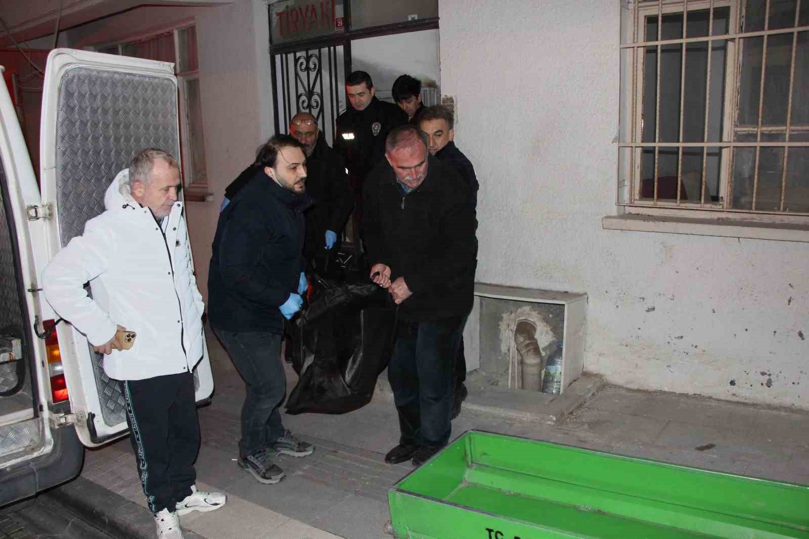 Ölü bulunan adamın evinden sahte içki çıktı