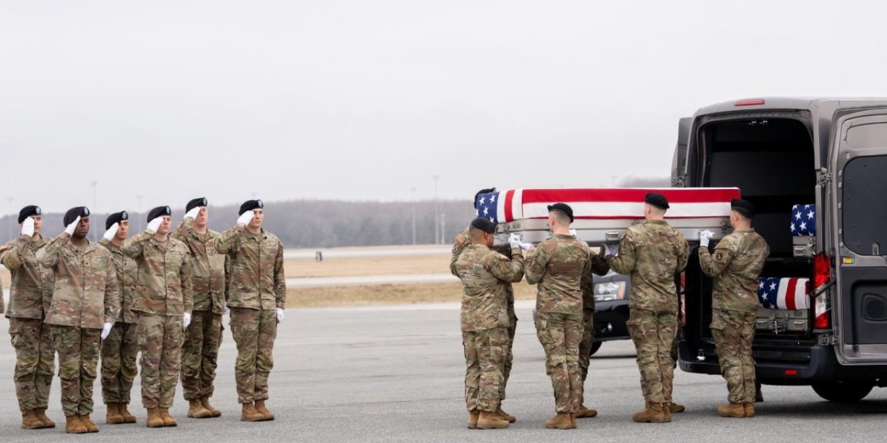 İran savaşında ölen 6 ABD askeri ülkeye getirildi: Trump cenaze törenine katıldı