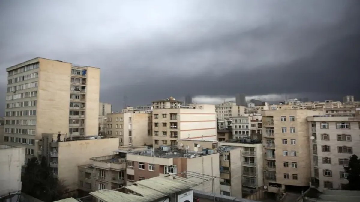 İran'da petrol tesisleri vuruldu: Uzmanlardan 'toksik yağmur' uyarısı geldi