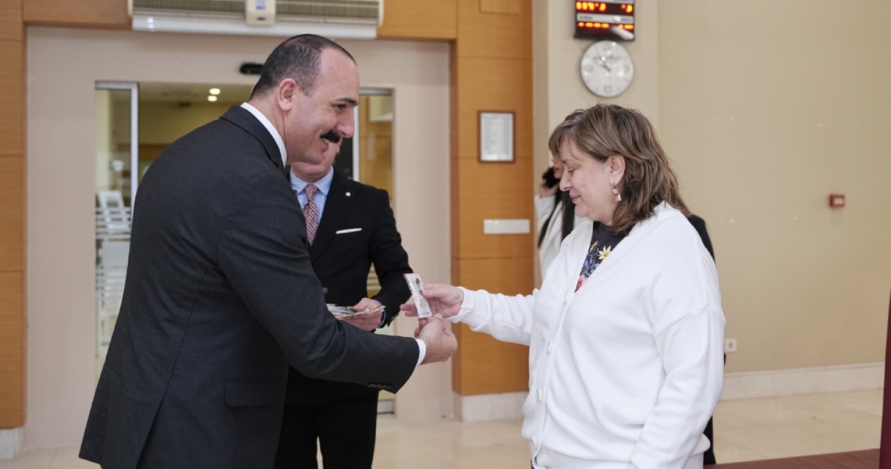 Konyaaltı Belediye Başkanı Kotan'dan kadın personele hediye