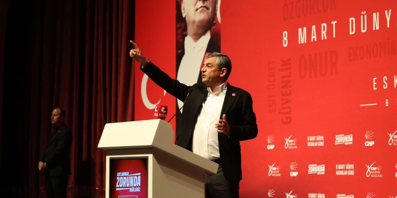 Özgür Özel, Eskişehir’de 8 Mart programında kadınlarla buluştu