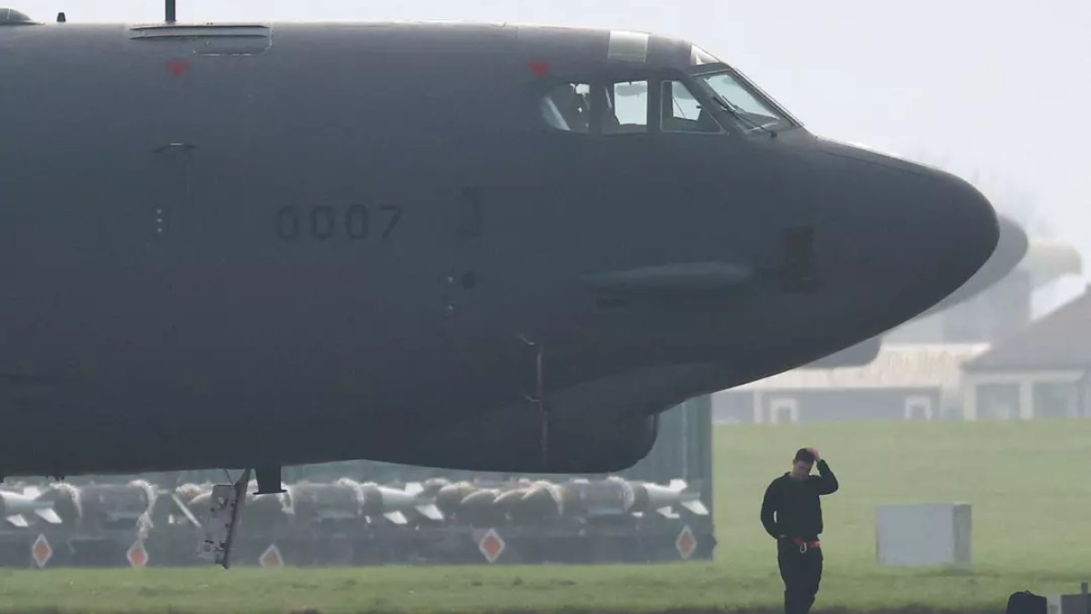 ABD’ye ait B-52 bombardıman uçakları İngiltere’deki RAF Fairford Üssü’ne konuşlandı
