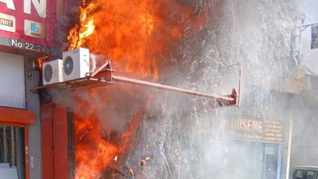Zeytinburnu’nda iş yerinde yangın alarmı